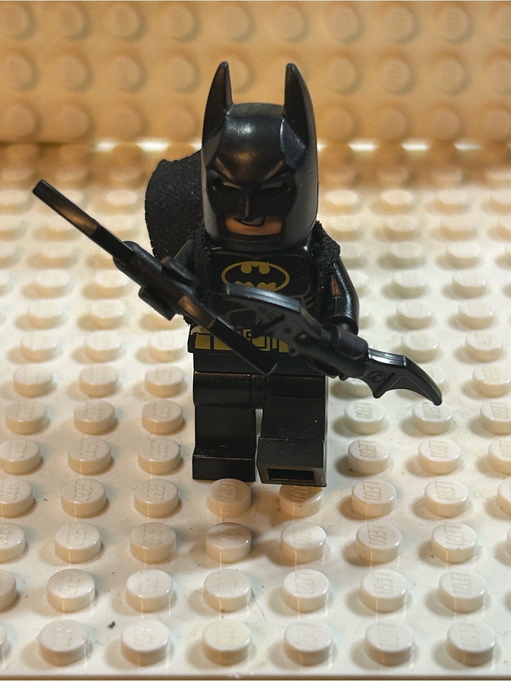 LEGO Batman Minifigure with Batarang and Cape - Black and Yellow